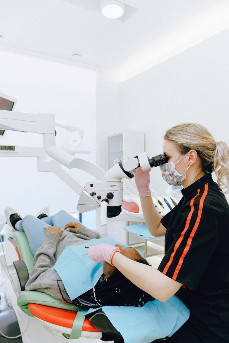 Detalhe de consultório odontológico moderno, com equipamento e boa iluminação